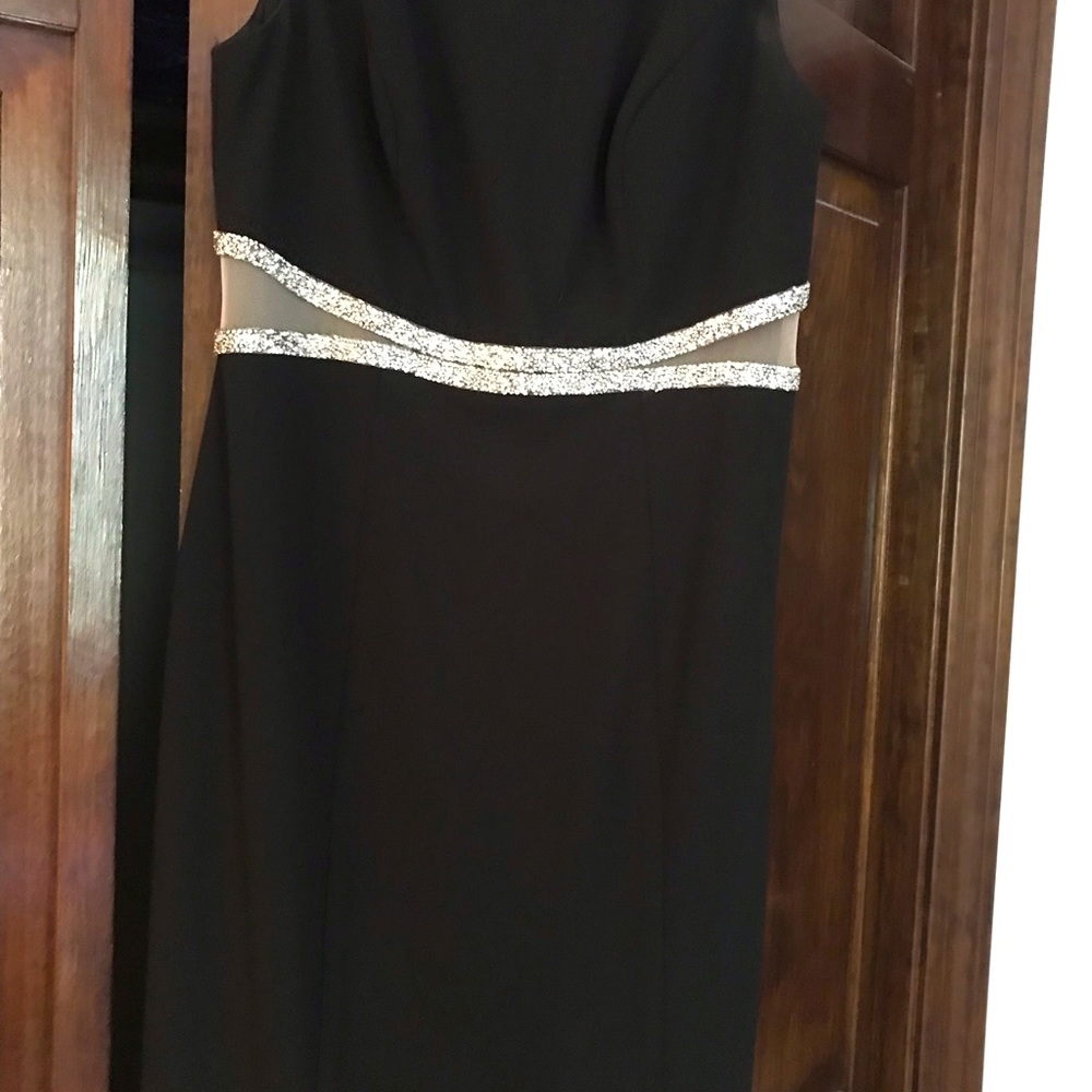 Embellished sleeveless sheath dress with waistline mesh and sequence.